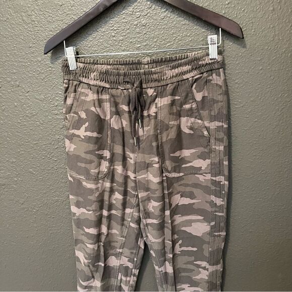 Athleta Camo Farallon Jogger - Picture 15 of 16